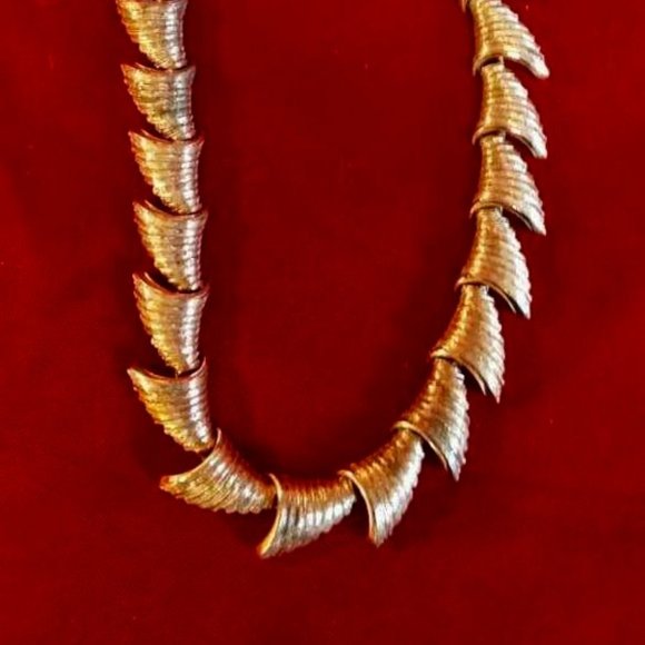 VINTAGE SIGNED CORO GOLD TONE TRIANGLE SHAPED WITH GROOVED PATTERN 1950S - Picture 1 of 6